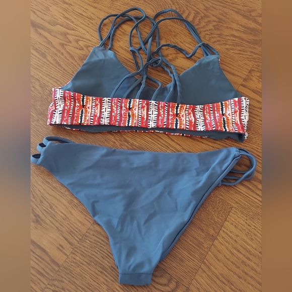 Bikini Set - Picture 2 of 3